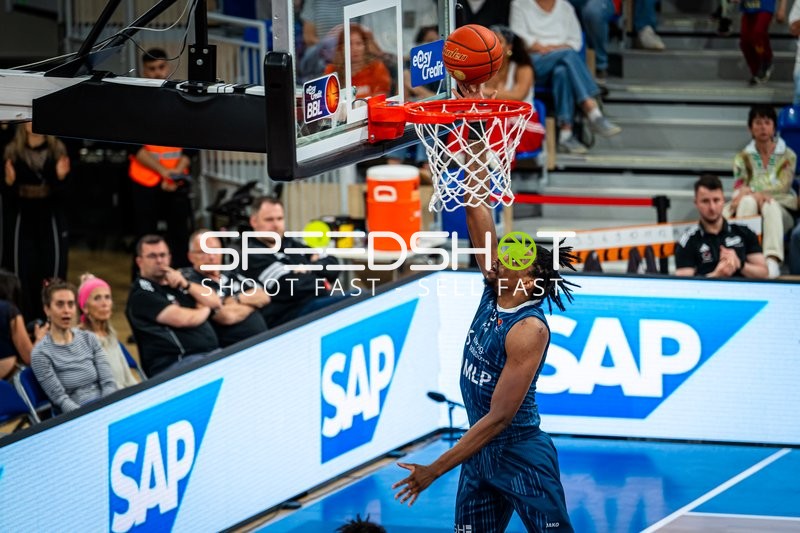 Dunk von Osun Osunniyi (12; MLP Academics Heidelberg) in Heidelberg