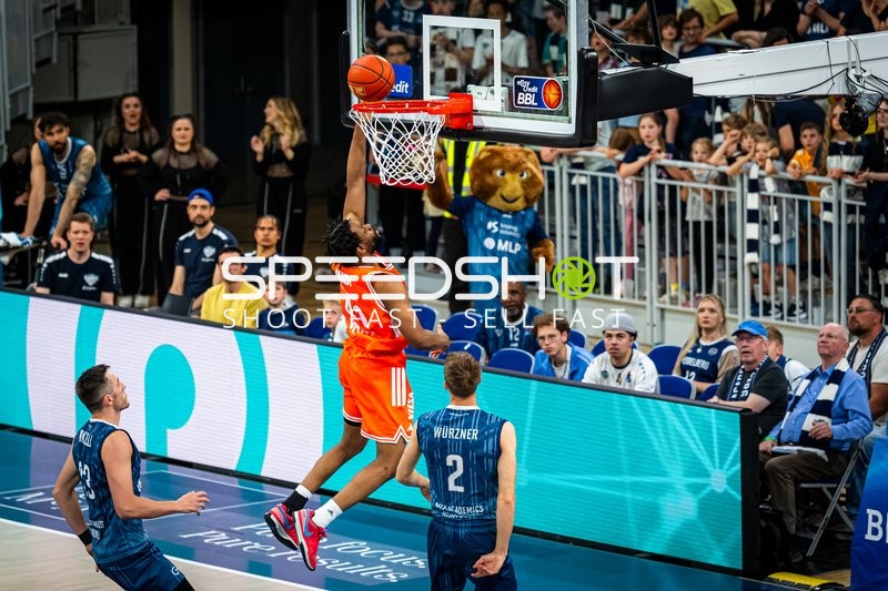 Dunk von Lloyd Pandi (41; Rasta Vechta) in Heidelberg