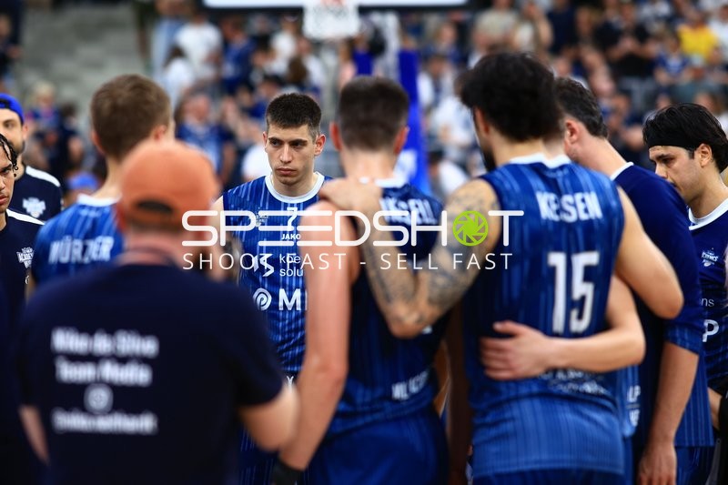 Team von Dusan Neskovic (7; MLP Academics Heidelberg) und Erol Ersek (11; MLP Academics Heidelberg) in der Pause