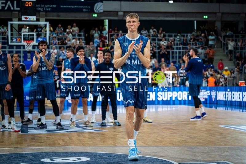 Applaus für Niklas Würzner (2; MLP Academics Heidelberg) und Teamkollegen