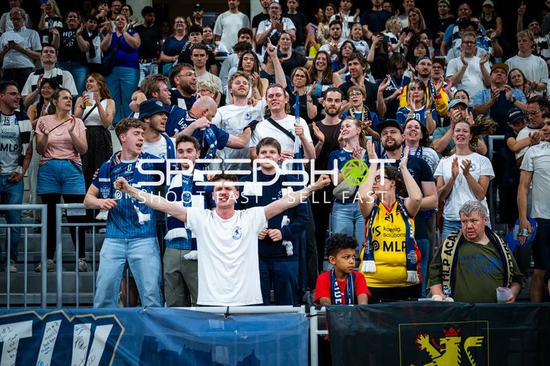 Fans von MLP Academics Heidelberg feiern im SNP dome
