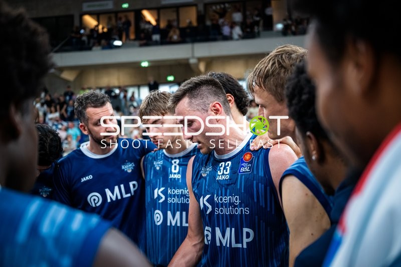 Teambesprechung von Dominic Vengert (8; MLP Academics Heidelberg) und Kollegen