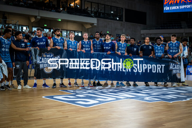 MLP Academics Heidelberg mit Dankesbanner
