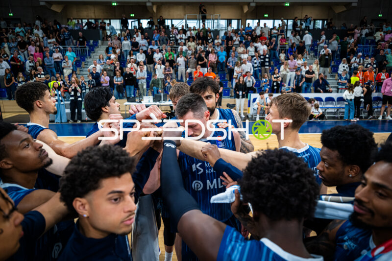 Team-Huddle von Marcel Keßen (15; MLP Academics Heidelberg) und Kollegen