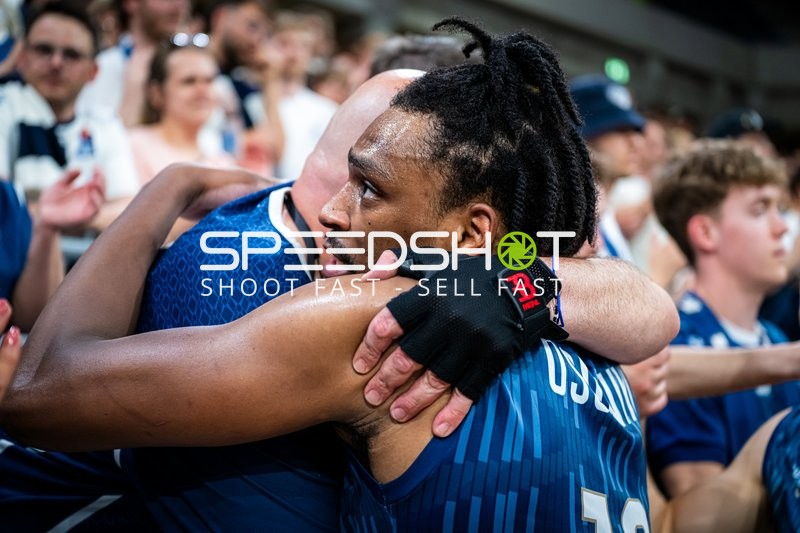 Emotionale Umarmung nach Spiel