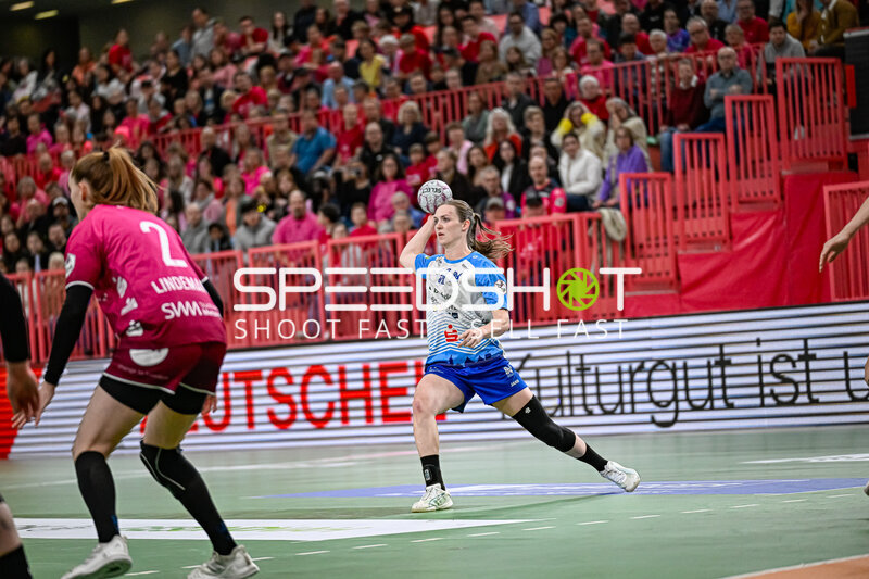 Szene mit Alicia Soffel (13; Sport-Union Neckarsulm) und Selina Lindemann (2; TuS Metzingen)