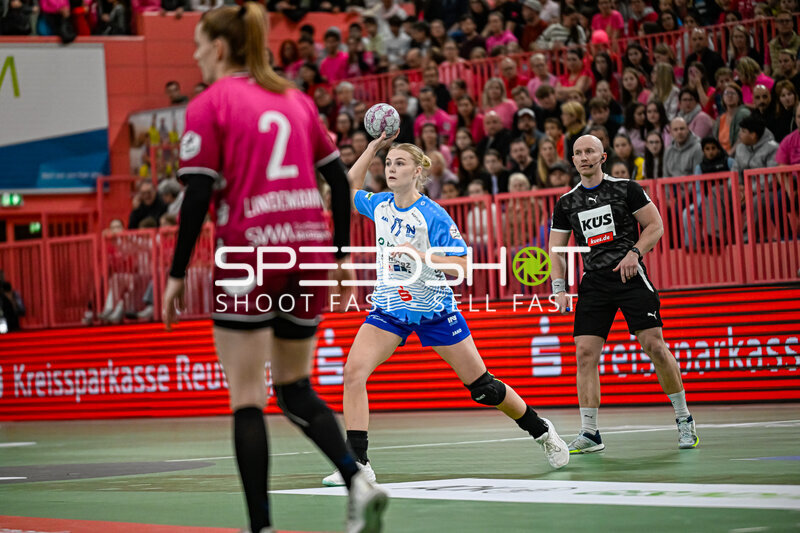 Szene mit Lynn Holtman (17; Sport-Union Neckarsulm) und Selina Lindemann (2; TuS Metzingen)