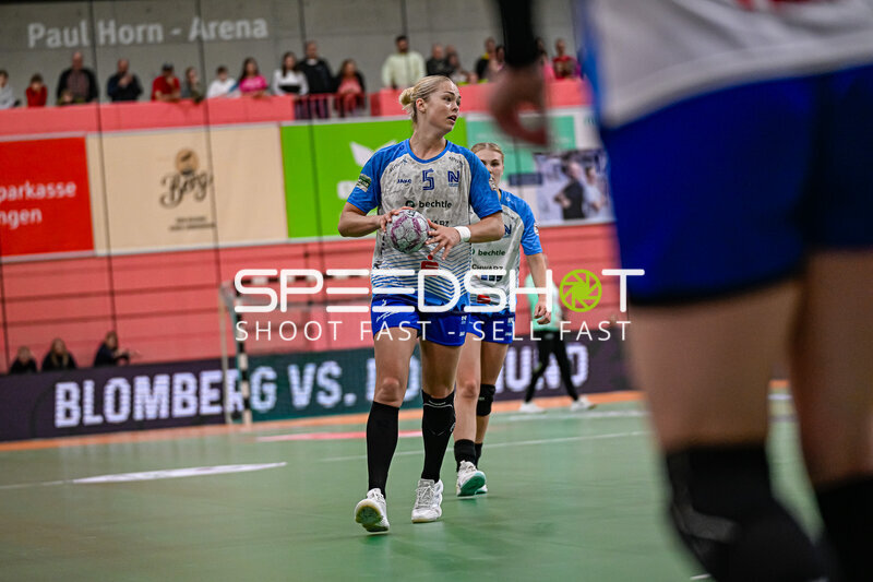 Szene mit Kim Hinkelmann (5; Sport-Union Neckarsulm) und Lynn Holtman (17; Sport-Union Neckarsulm)