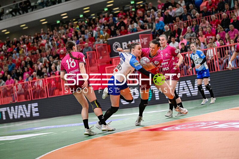 Szene mit Lilli Holste (58; Sport-Union Neckarsulm) und Santina Sabatnig (18; TuS Metzingen)