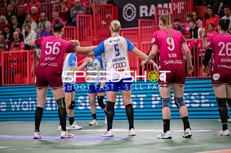 Szene mit Kim Hinkelmann (5; Sport-Union Neckarsulm) und Carolin Hübner (56; TuS Metzingen)