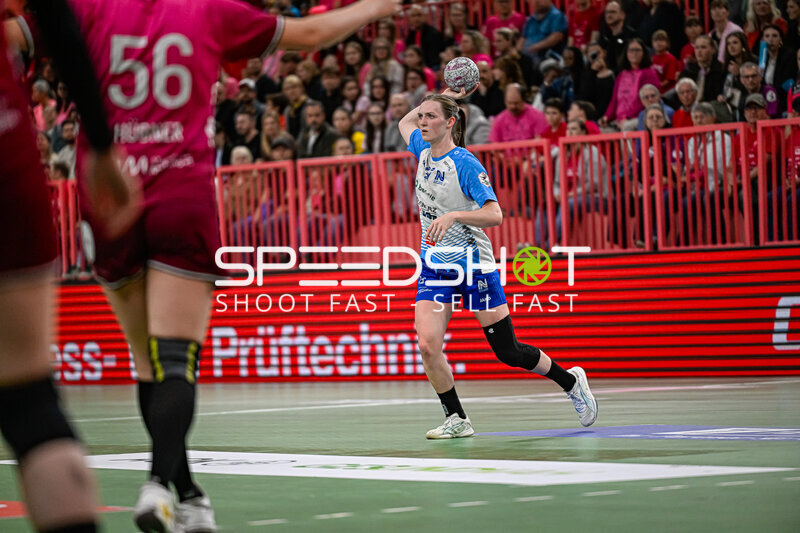 Szene mit Alicia Soffel (13; Sport-Union Neckarsulm) und Carolin Hübner (56; TuS Metzingen)