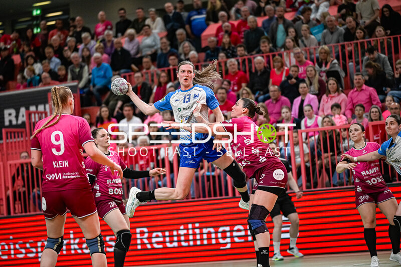 Szene mit Alicia Soffel (13; Sport-Union Neckarsulm) und Merle Albers (39; Sport-Union Neckarsulm)