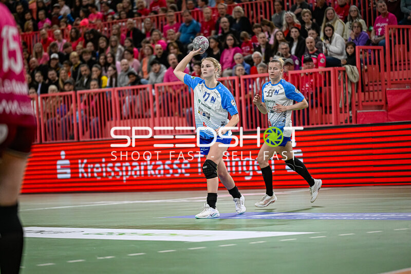 Szene mit Lynn Holtman (17; Sport-Union Neckarsulm) und Lena Ivancok (29; Sport-Union Neckarsulm)