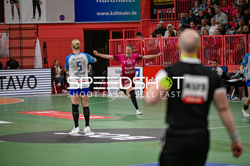 Szene mit Kim Hinkelmann (5; Sport-Union Neckarsulm) und Carolin Hübner (56; TuS Metzingen)