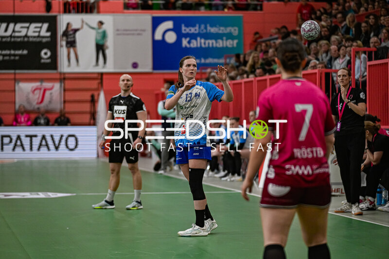 Szene mit Alicia Soffel (13; Sport-Union Neckarsulm) und Sabrina Tröster (7; TuS Metzingen)