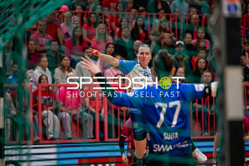 Szene mit Meret Ossenkopp (22; Sport-Union Neckarsulm) und Sará Suba (77; TuS Metzingen)