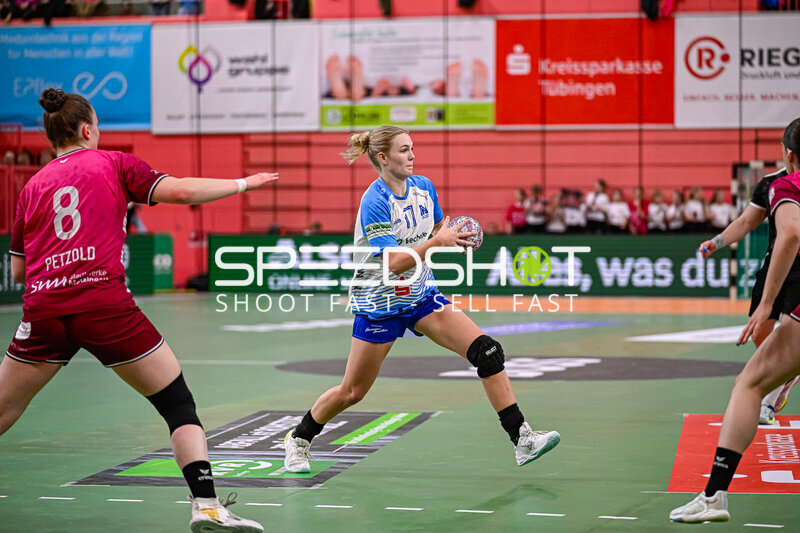 Szene mit Ida Petzold (8; TuS Metzingen) und Annefleur Bruggeman (11; Sport-Union Neckarsulm)