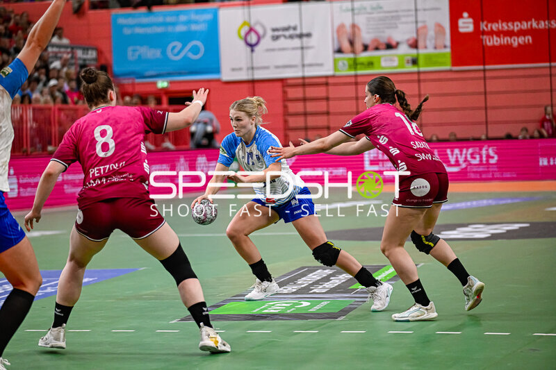 Szene mit Lynn Holtman (17; Sport-Union Neckarsulm) und Gegnerinnen