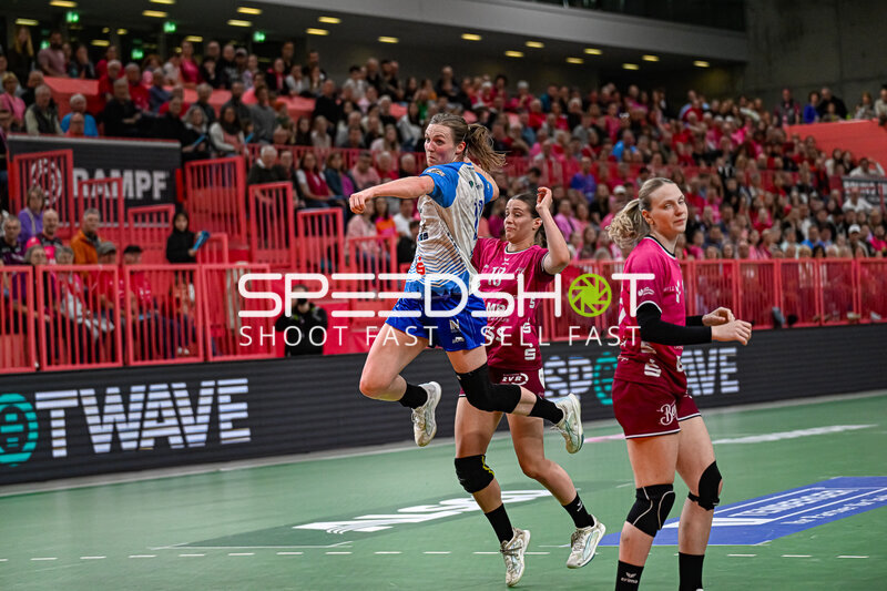 Szene mit Alicia Soffel (13; Sport-Union Neckarsulm) und Santina Sabatnig (18; TuS Metzingen)