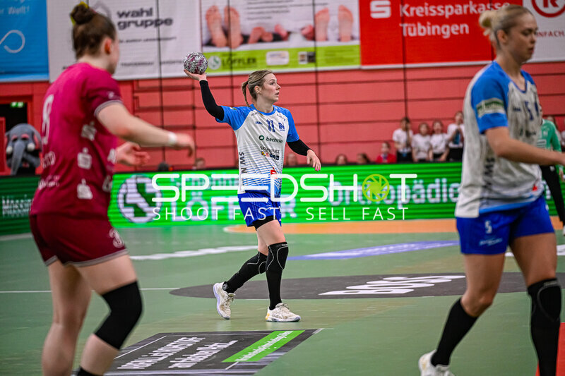 Szene mit Annefleur Bruggeman (11; Sport-Union Neckarsulm) und Sabrina Tröster (7; TuS Metzingen)