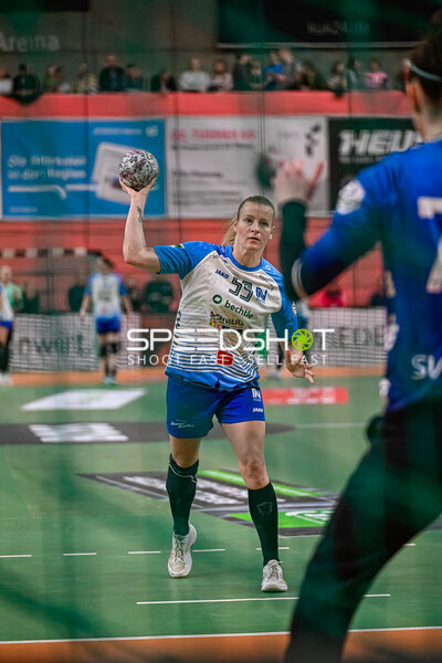 Antje Döll (#29, Sport-Union Neckarsulm) im Sprungwurf