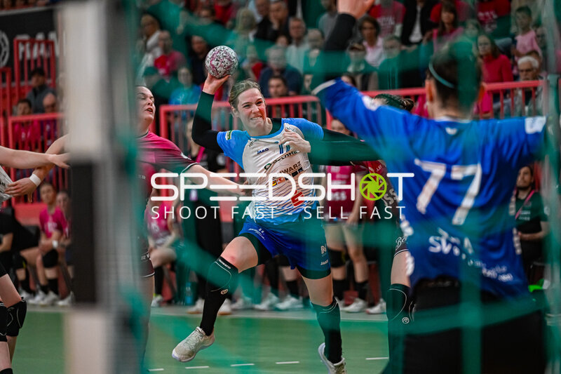 Szene mit Annefleur Bruggeman (11; Sport-Union Neckarsulm) und Sará Suba (77; TuS Metzingen)