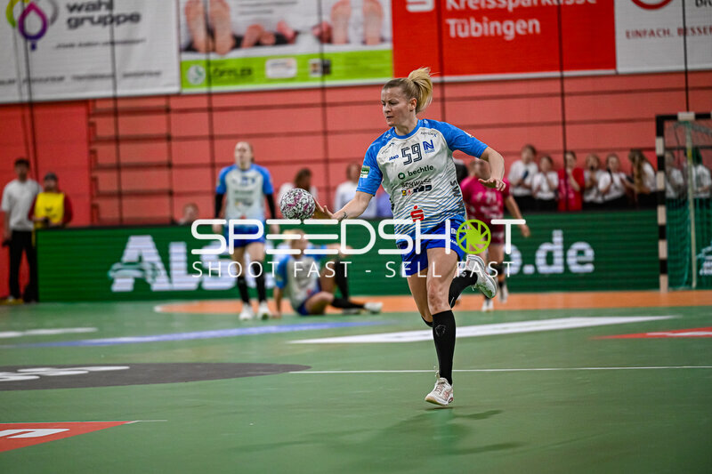 Antje Döll (#29, Sport-Union Neckarsulm) im Angriff