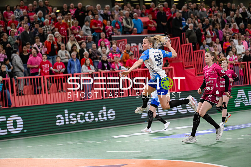 Antje Döll (#29, Sport-Union Neckarsulm) im Angriff gegen TuS Metzingen
