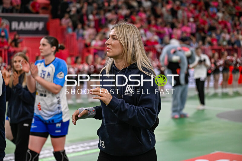 Szene mit Paulina Uscinowicz (78; Sport-Union Neckarsulm) und Marie Weiss (12; TuS Metzingen)