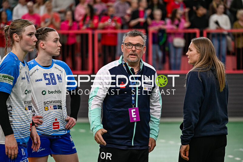 Besprechung mit Annefleur Bruggeman (11; Sport-Union Neckarsulm) und Lilli Holste (58; Sport-Union Neckarsulm)