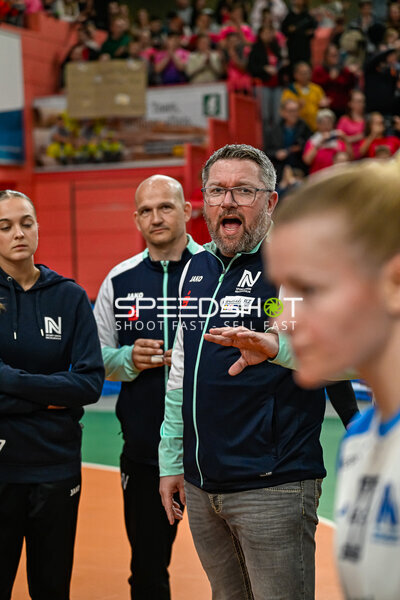 Besprechung mit Mike Vogelgesang (996; Sport-Union Neckarsulm) und Thomas Zeitz (999; Sport-Union Neckarsulm)