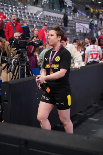 Alina Grijseels (4; Borussia Dortmund) mit Sektflasche