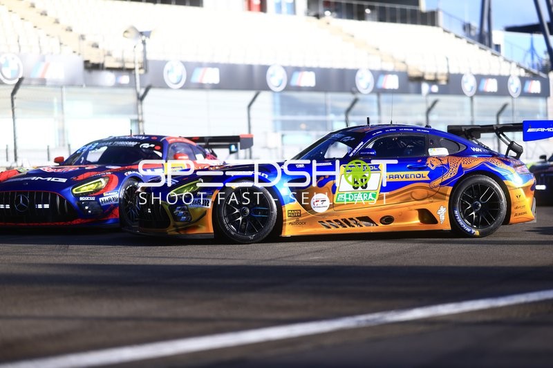 GT3-Rennwagen in der Boxengasse