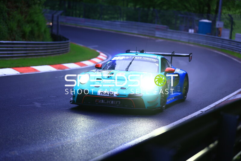 Falken Motorsports Porsche #44 bei Dämmerung auf der Nordschleife