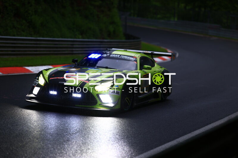 Mercedes-AMG GT3 #11 von SR Motorsport by Schnitzelalm in der Nacht