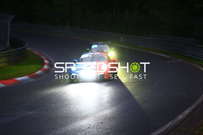 Nachtszene auf der Nordschleife: Fahrzeuggruppe in der Kurve