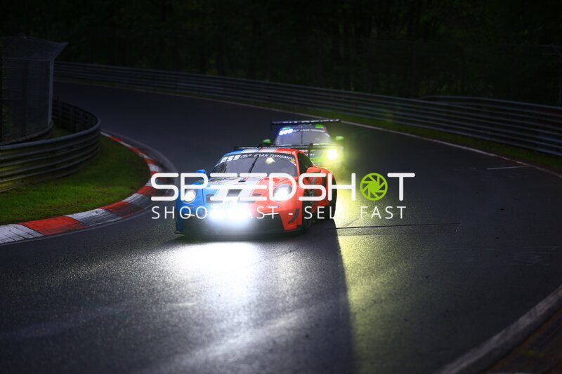 Porsche 911 GT3 mit Gran Turismo-Livery bei Nachtfahrt auf der Nordschleife