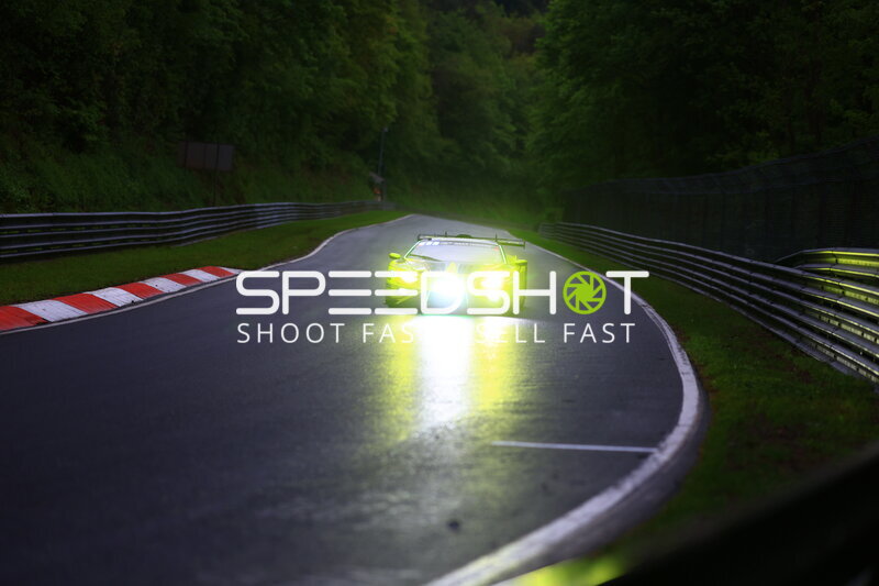 Neongrüner GT3-Rennwagen in der Dämmerung auf der Nordschleife