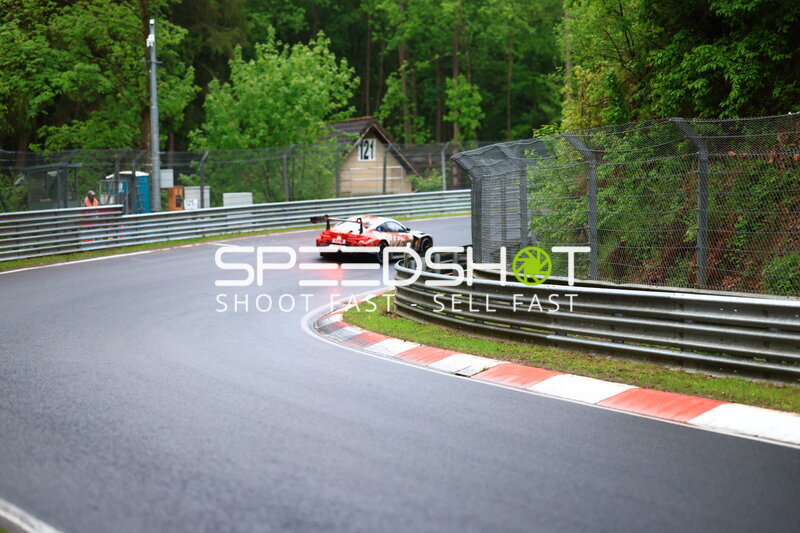 Roter Porsche GT3 in der Kurve auf der Nordschleife