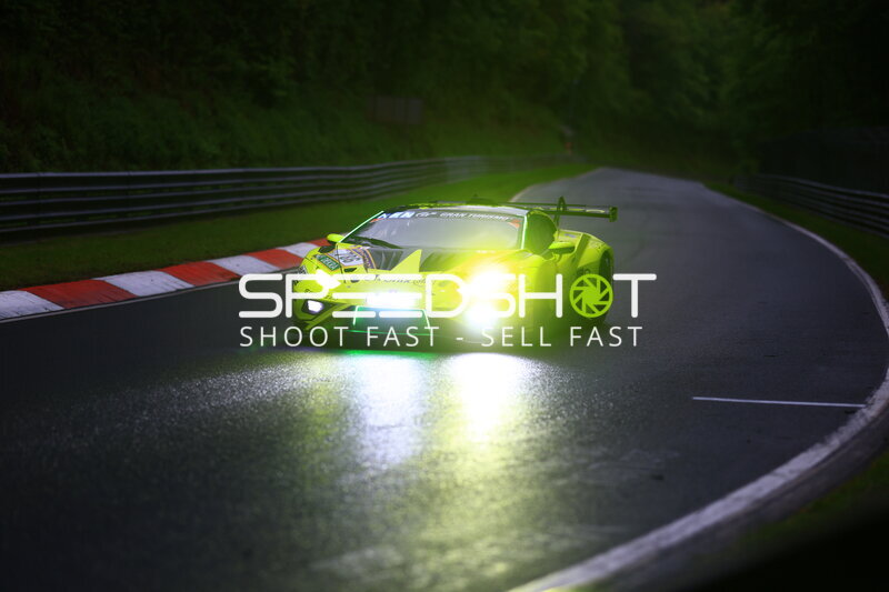 Neon-gelber Lamborghini Huracán GT3 in der Abenddämmerung auf der Nordschleife