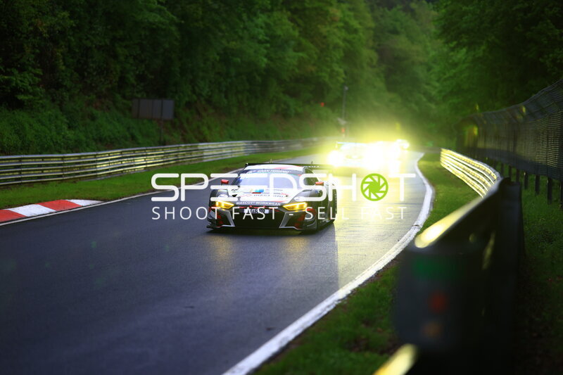 Audi R8 LMS GT3 in der Dämmerung auf der Nordschleife