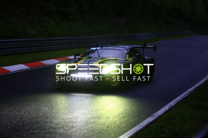 Aston Martin GT3 #35 von natural elements by Walkenhorst Motorsport bei Nacht