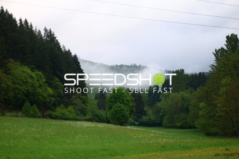 Nebelverhangene Eifellandschaft rund um den Nürburgring