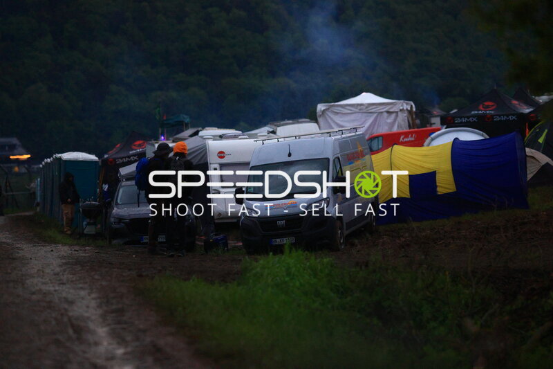 Campingplatz-Atmosphäre beim 24h Nürburgring in der Dämmerung