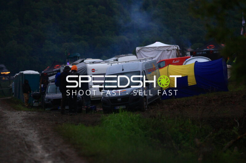 Campingbereich am Nürburgring in der Dämmerung beim 24h-Rennen