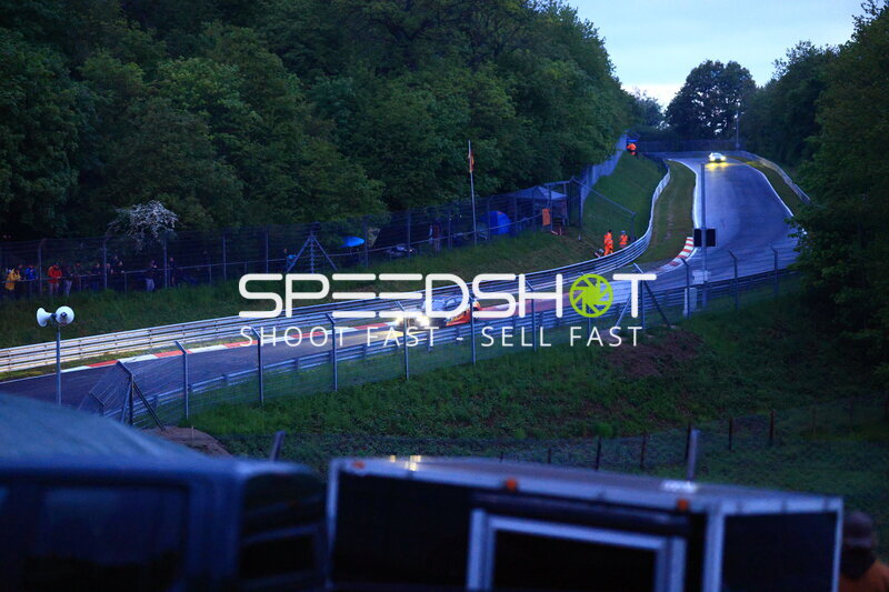 Rennfahrzeug in der Dämmerung auf der Nordschleife am Nürburgring