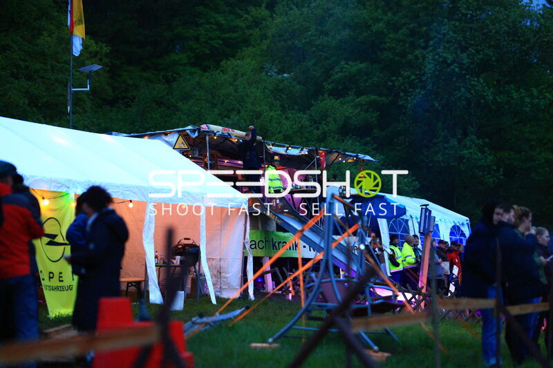 Stimmungsvolle Zuschauerbereich-Atmosphäre beim 24h Nürburgring in der Dämmerung