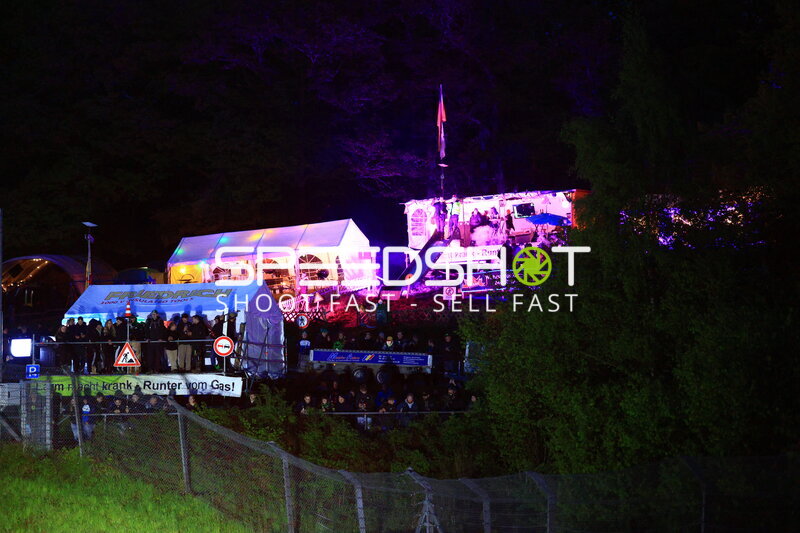 Fans und Zuschauer beim 24h Nürburgring in der Nacht