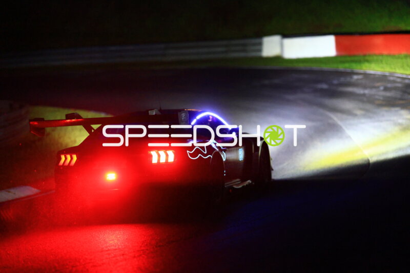 Ford Mustang GT3 bei Nacht auf dem Nürburgring