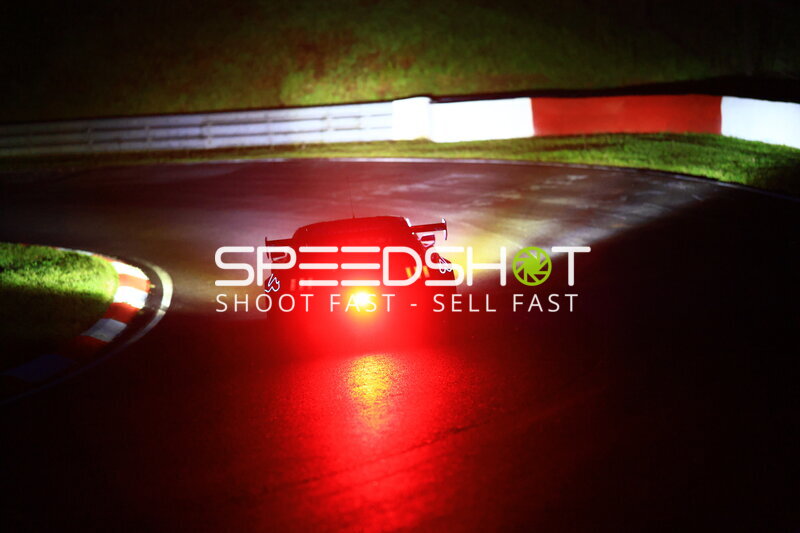 GT3-Fahrzeug in der Nacht auf der Nordschleife